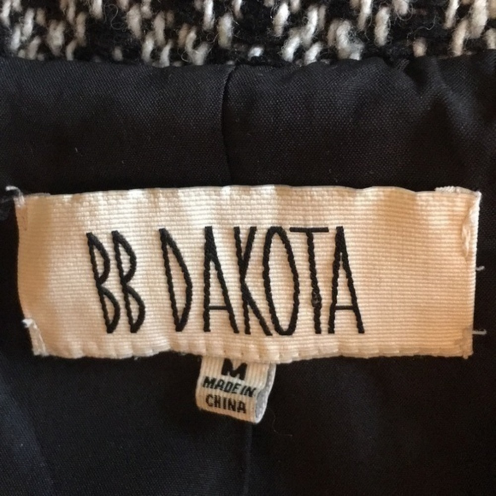 BB DAKOTA black and white jacket with cape - Picture 8 of 11